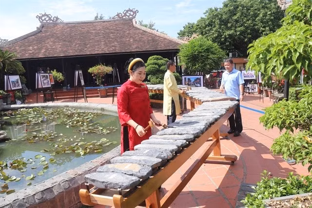 Au site panoramique national de Hòn Chồng-Hòn Đỏ, les visiteurs peuvent assister à des performances sur le lithophone unique de 54 pièces assemblé par le collectionneur Nguyên Xuân Quang. Photo: baovanhoa.vn