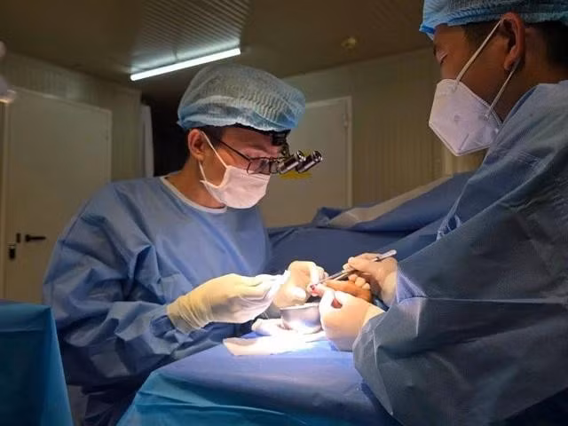 Les médecins et infirmiers de l’hôpital de campagne de niveau 2 n°6 du Vietnam ont réalisé avec succès une opération complexe pour sauver un doigt gravement blessé d’un patient de nationalité pakistanaise. Photo : FHL 2.6