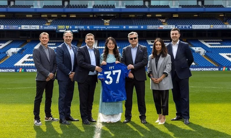 Des représentants du Chelsea FC et de FPT au stade de Stamford Bridge à Londres, lors de l'événement d'annonce de leur partenariat. Photo : FPT
