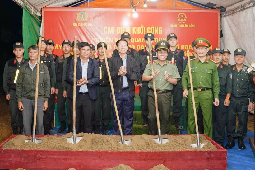 Des représentants du Comité populaire provincial, du ministère de la Sécurité publique et des habitants ont participé à la cérémonie de mise en chantier des premières maisons dans l’hameau de Hoa Lac, commune de Quang Lâp, province de Lâm Dông. Photo : Journal Lâm Dông.