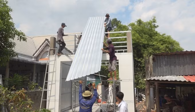 Le groupe de bénévoles du district de Lai Vung, dans la province de Dông Thap, construit des maisons gratuites pour les ménages dans le cadre du programme d’élimination des logements précaires et délabrés. Photo : VNA
