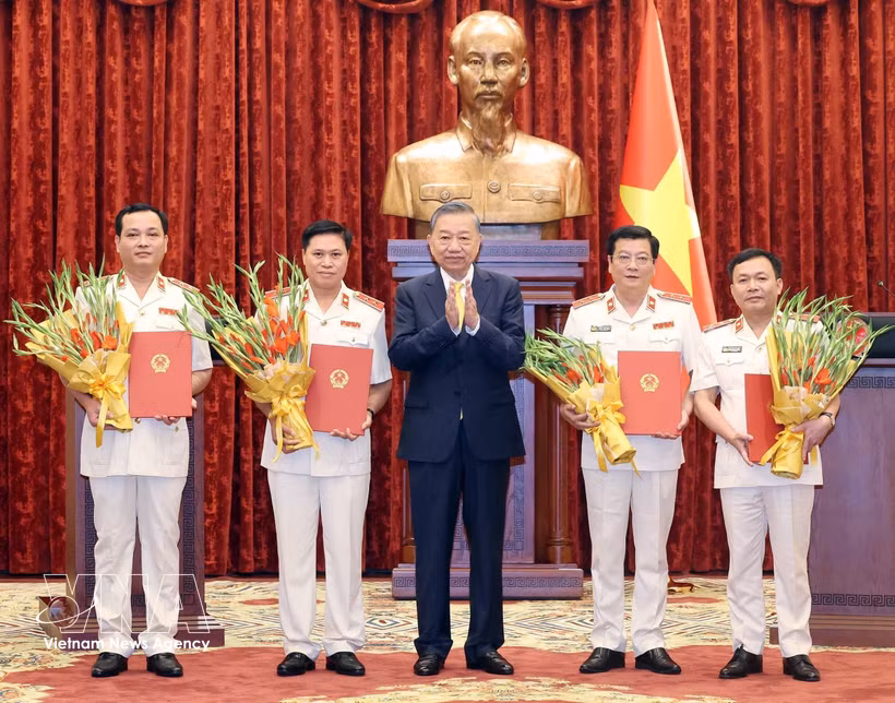Le secrétaire général du Parti communiste du Vietnam et président de la République Tô Lâm (au centre) remet les décisions de nomination de quatre responsables au poste de procureur du Parquet populaire suprême, à Hanoi, le 24 août. Photo : VNA