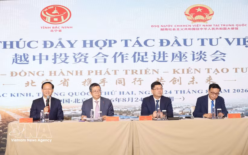 Des responsables de la province de Bac Ninh et de l'ambassade du Vietnam en Chine lors du séminaire, à Pékin, le 24 août 2026. Photo : VNA