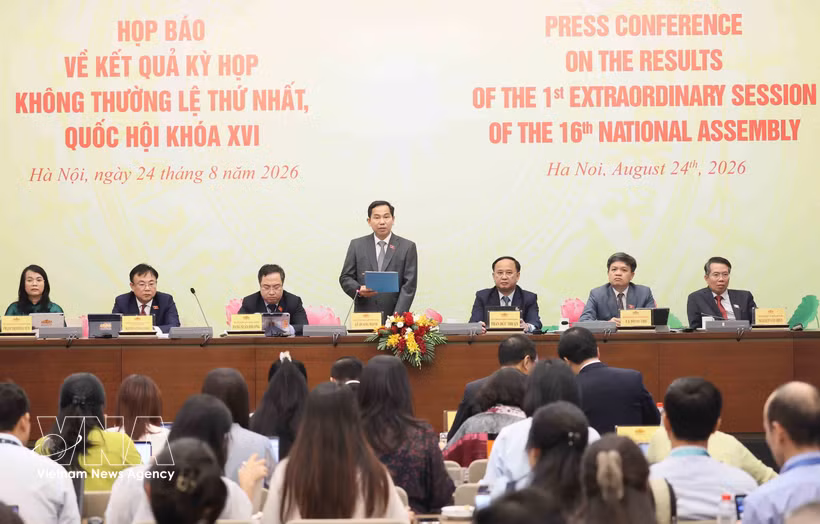 Le secrétaire général et chef du Bureau de l’Assemblée nationale, Lê Quang Manh (debout) préside la conférence de presse sur les résultats de la première session extraordinaire de de la 16e législature, à Hanoi, le 24 août 2026. Photo : VNA