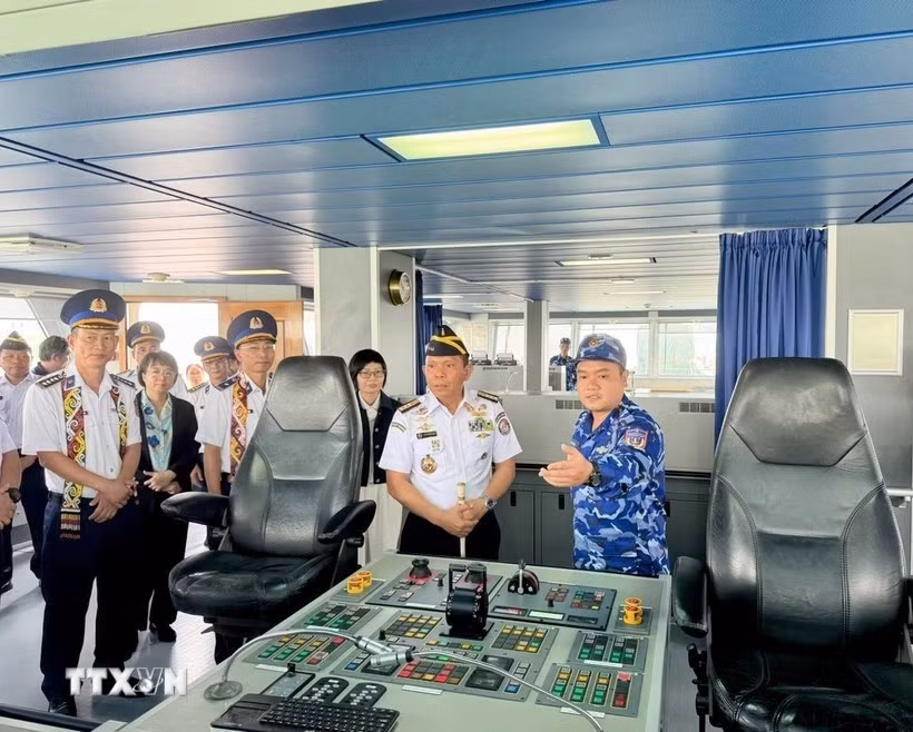 Un officier de la Garde côtière du Vietnam (premier à droite) présente le navire CBS 8001 aux délégués. Photo : VNA