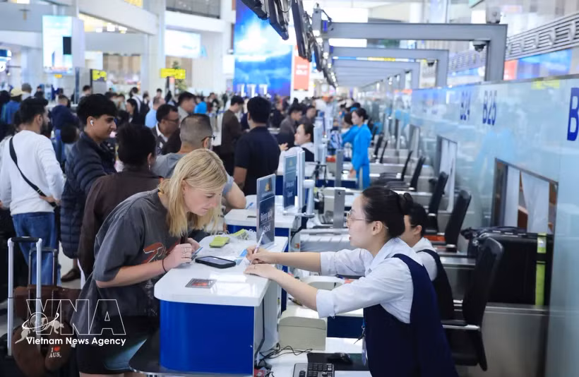 Des passagers s'enregistrent pour leur vol à l'aéroport international de Nôi Bài. Photo: VNA