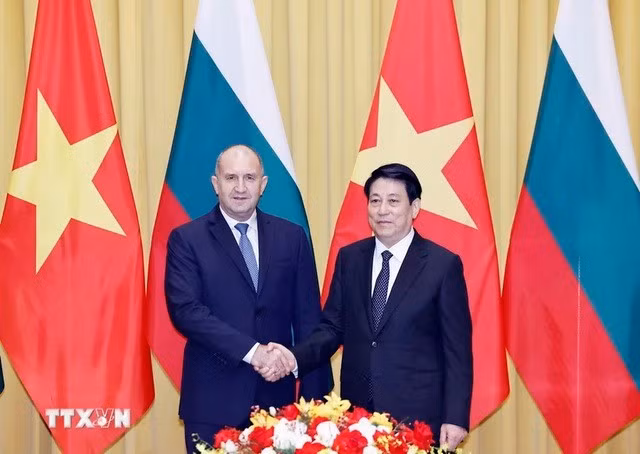 Le président bulgare Rumen Radev (à gauche) et le président vietnamien Luong Cuong se serrent la main. Photo : VNA