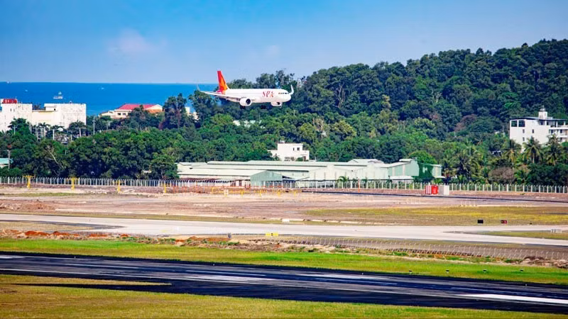 Un avion sur le point de poser sur l'aéroport international de Phu Quôc, dans la province de An Giang. Photo: VNA