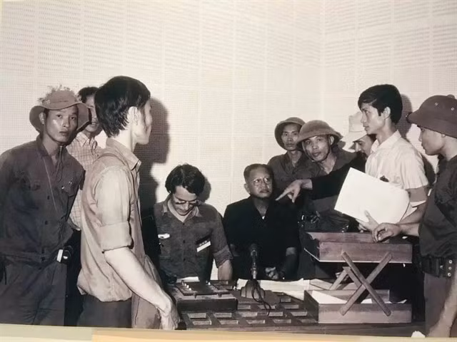 Le président du Sud-Vietnam, Dương Văn Minh (assis à droite), annonce la capitulation inconditionnelle à la station de radio de Saigon, le 30 avril 1975. — Photos dantri.com.vn
