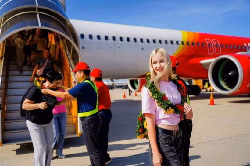 Une touriste russe pose pour une photo dès son arrivée à l'aéroport de Cam Ranh, dans la province de Khanh Hoa. Photo : VOV