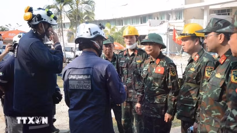 La mission de l'Armée populaire du Vietnam discute avec les forces de secours des Émirats arabes unis des plans visant à se rendre sur le lieu du drame. – VNA
