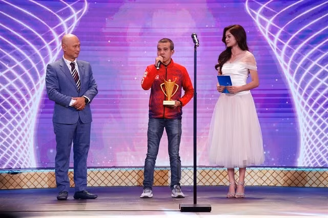 Le joueur de billard carambole Trân Quyêt Chiên (au centre) reçoit le trophée du meilleur athlète masculin de 2024 lors de la cérémonie de remise des prix de la Coupe de la Victoire 2024, à Hanoi, le 10 janvier. Photo: Vietcontent