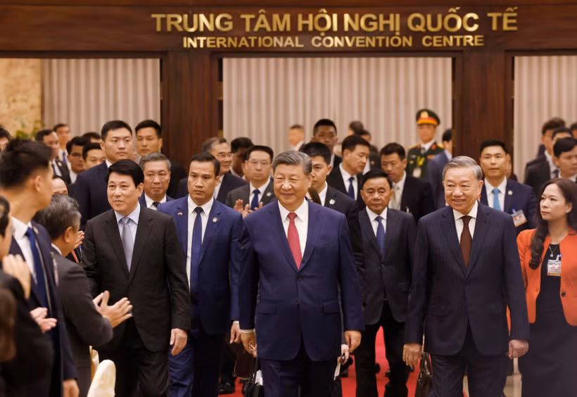 Le secrétaire général du Comité central du Parti communiste vietnamien (PCV), Tô Lâm (à droite, premier plan), le secrétaire général du Comité central du Parti communiste chinois (PCC) et président chinois, Xi Jinping (centre) et le président vietnamien Luong Cuong. Photo : VNA