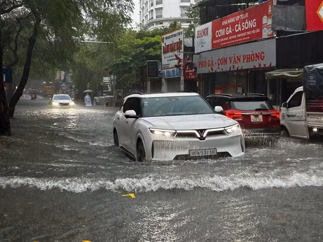 La rue Dôi Cân, à Hanoi, est inondée lors des fortes pluies provoquées par le typhon Matmo, mardi matin 7 octobre. Photo: VNA