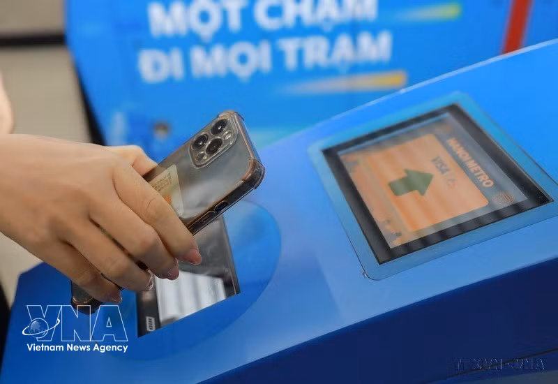 Système de billetterie automatisé intégrant l'identification et l'authentification électroniques, la reconnaissance biométrique et le paiement sans espèces pour les passagers du métro Cat Linh – Hà Dông. Photo : VNA