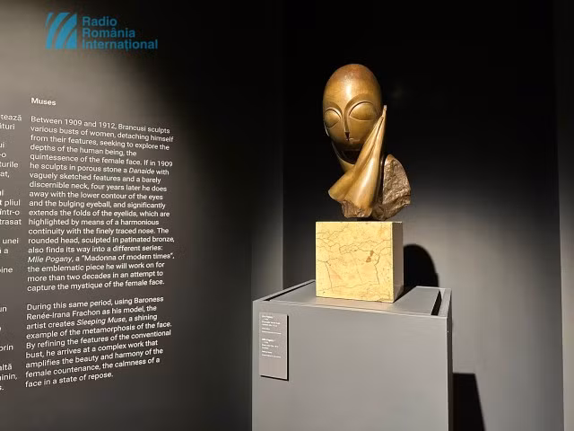 Bouleversant la conception d’un art dominé par le «beau idéal», Constantin Brancusi a introduit l’abstraction en sculpture afin de parvenir à la forme pure et parfaite, empreinte d’une mystérieuse poésie. Photo: Radio România Internațional