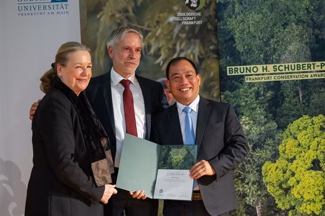 Le Dr Hà Thang Long (première à droite), vice-président et directeur exécutif de Vietnam Conservation, reçoit le Prix de la conservation de Francfort (prix Bruno H. Schubert). Photo : Vietnam Conservation