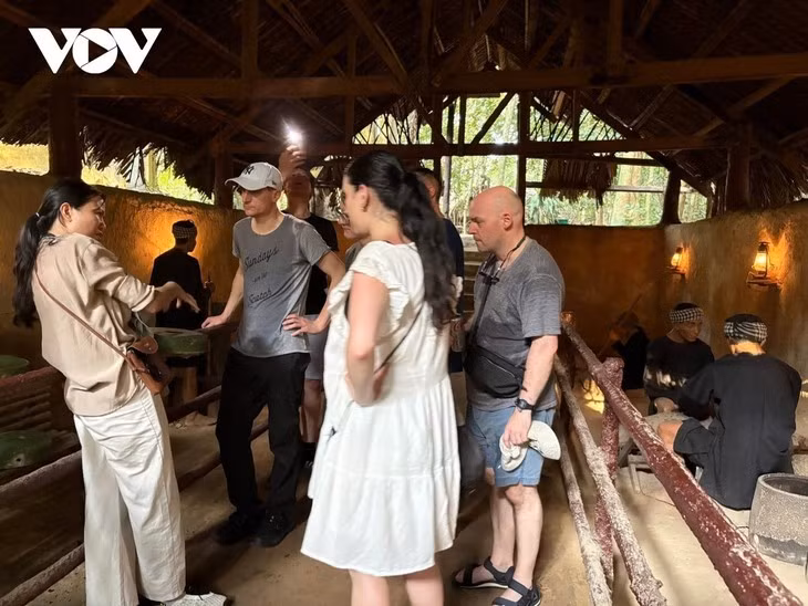 Des touristes étrangers visitent les tunnels de Cu Chi. Photo: VOV