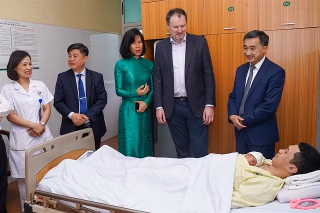 Le ministre d'État irlandais Charlie McConalogue et le vice-ministre vietnamien de la Santé Trân Van Thuân, rendent visite à un nouveau-né bénéficiant de la méthode mère kangourou à l'Hôpital général de Duc Giang, le 18 mars 2026. Photo : Alive & Thrive