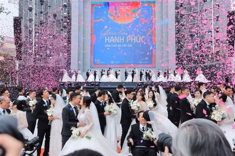 Mariage collectif de 80 couples, l’un des temps forts de la Fête du Bonheur du Vietnam - Vietnam Happy Fest 2025, à Hanoi. Le déséquilibre démographique se chiffre à 1,3 million de femmes manquantes au Vietnam d’ici 2049. Photo : CTV