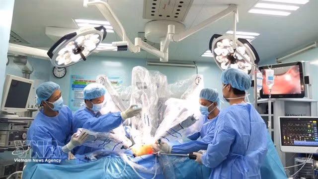 Chirurgie robotique de transplantation d’organes à l’hôpital Binh Dân. Photo: VNA