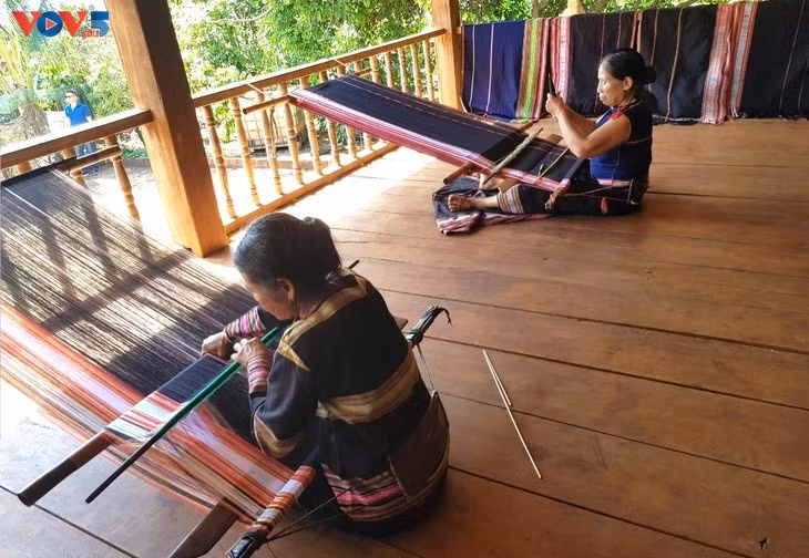 Des tisseuses Jrai de la commune d’Ia Mo Nông. Photo: VOV