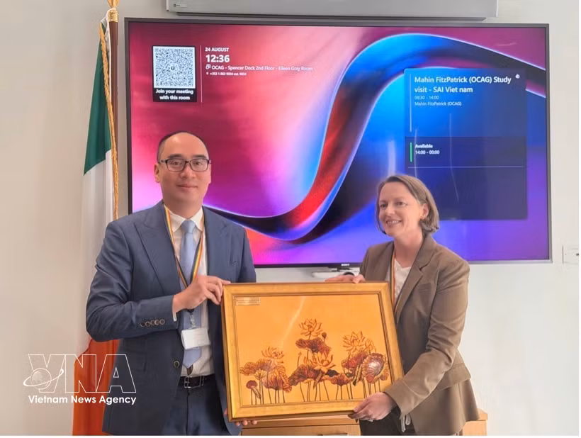 Le vice-auditeur général de l’Audit d’État du Vietnam, Bui Quôc Dung, et la secrétaire et directrice de l’audit au sein du C&AG, Colette Drinan, à Dublin, le 24 août. Photo : VNA