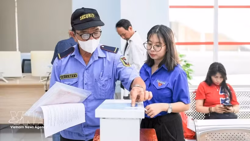 La mise en œuvre de la transformation numérique dans le quartier de Thanh Khê, à Dà Nang, à travers les services publics en ligne, aide les habitants à sécuriser leurs données personnelles. Photo : VNA