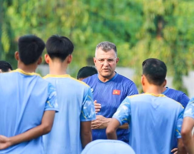 L’entraîneur en chef Cristiano Roland donne des consignes à l’équipe vietnamienne U17 lors du stage d’entraînement. Photo : VFF