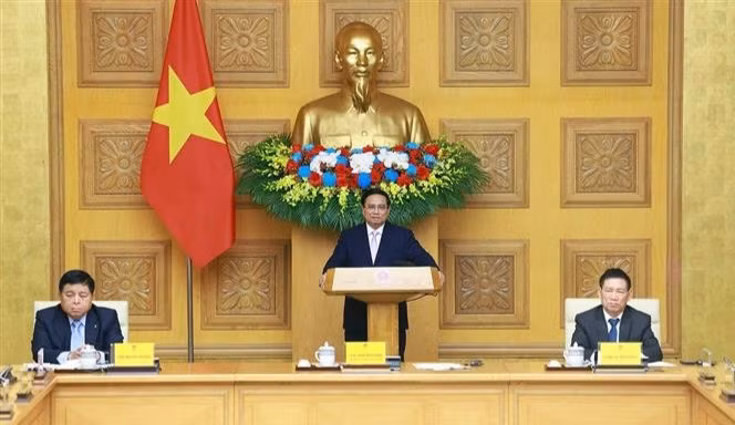 Le Premier ministre Pham Minh Chinh (debout) souhaite que les entreprises chinoises tirent parti du Vietnam comme pôle de production. Photo : VNA