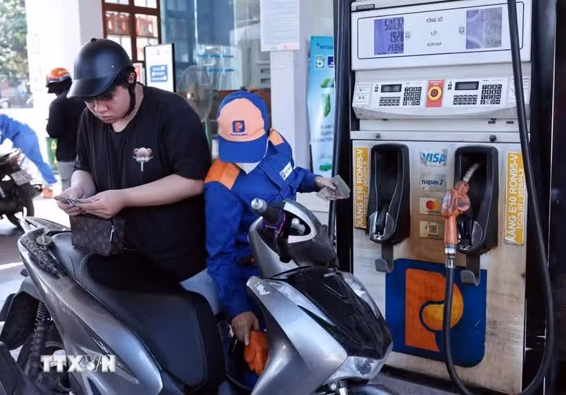 Une station-service de Petrolimex, à Hanoi. Le recul des carburants fait fléchir les prix à la consommation de 0,39% en juin. Photo : VNA