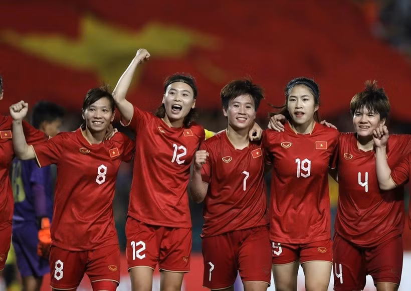 L'équipe de football féminin du Vietnam célèbre sa victoire aux SEA Games 32. Photo : Laodong