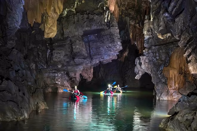 Les visiteurs explorent la grotte de Phong Nha. Photo : VietnamPlus