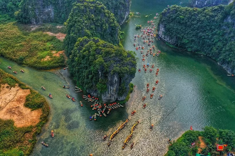 Cette vue aérienne spectaculaire montre le complexe paysager de Tràng An, situé dans la province de Ninh Binh. Photo : Vinpearl