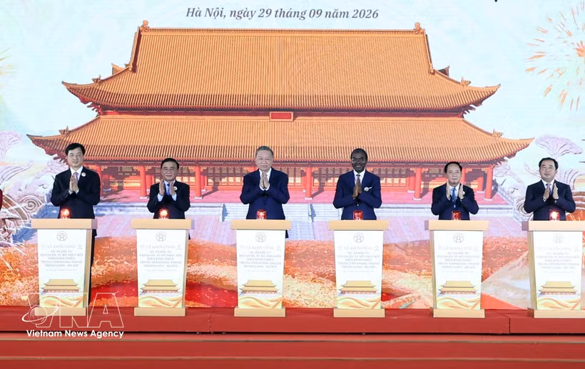 Le secrétaire général du Parti communiste du Vietnam et président vietnamien Tô Lâm (3e à partir de la gauche) lors de la cérémonie. Photo: VNA