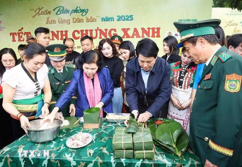 Le président Luong Cuong et la secrétaire du Comité du Parti de la province de Lai Châu, Giang Pao My, emballent des gâteaux carrés de riz gluant dans la commune de Pa Tân, district de Sin Hô, province de Lai Châu, le 9 janvier 2025. Photo : VNA