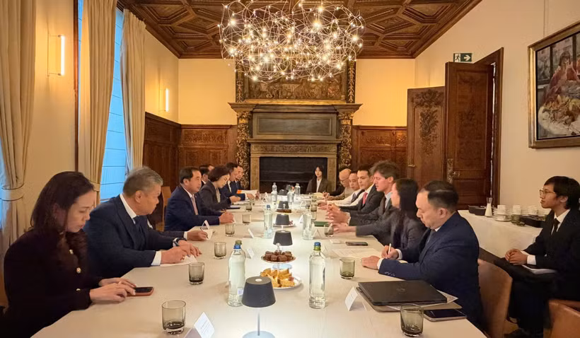 Le membre du Politburo et secrétaire du Comité du Parti de la ville de Hanoi, Trân Duc Thang rencontre des représentants d’Aquitara Fund et de 512 Capital B.V. Photo : Département des affaires extérieures de Hanoi