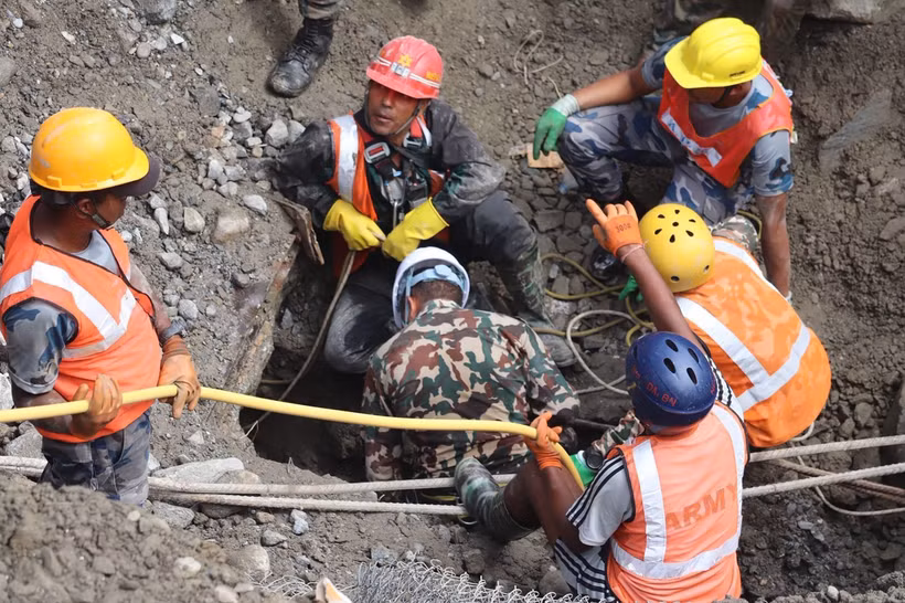 Les équipes de secours sauvent des ouvriers lors d’une opération sur le site du projet hydroélectrique Trishuli-3A, dans le district de Rasuwa (Népal), le 4 septembre 2026. Photo : Xinhua/VNA