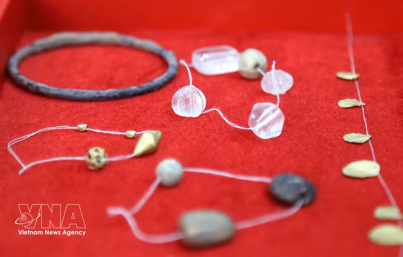 De nombreux objets funéraires ont été découverts dans deux tombes anciennes datant d'environ 1.500 ans. Photo: VNA