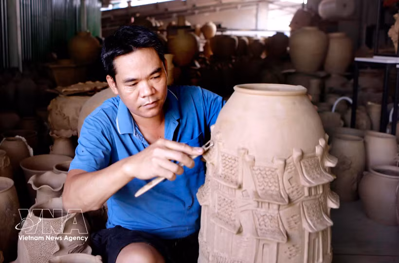 La transformation numérique valorise les valeurs traditionnelles de l'artisanat en faisant rayonner l'histoire des artisans et de leur terroir auprès d'un plus large public. Photo: VNA
