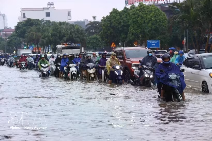 Des tronçons de la route nationale 32 traversant le quartier de Nhôn — notamment de Câu Diên à Hoài Duc et Dan Phuong — ont été gravement inondés à la suite de fortes pluies, le 17 septembre. Photo: VNA