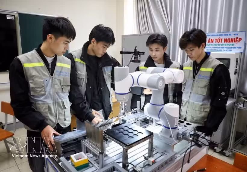 Des étudiants participent aux travaux pratiques de programmation de microcontrôleurs au Collège de technologie Viêt-Han Bac Giang. Photo : VNA