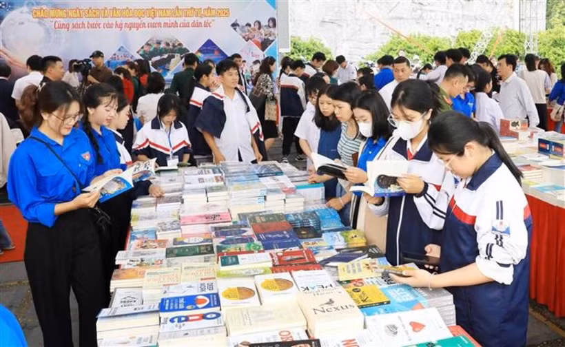La Journée du livre et de la culture de la lecture au Vietnam attire un grand nombre de lecteurs, notamment des élèves et des étudiants de la province de Diên Biên (Nord). Photo : VNA