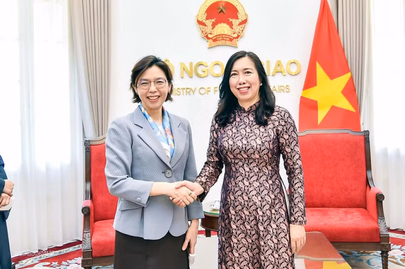 La vice-ministre des Affaires étrangères, Lê Thi Thu Hang (à droite) et l’ambassadrice de la République de Corée au Vietnam, Lee Mi-yon. Photo : baoquocte.vn