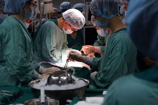 L’hôpital Thanh Nhàn, à Hanoi, affectue son premier prélèvement d’organe sur un donneur en état de mort cérébrale, le 7 décembre 2024. Photo : VNA