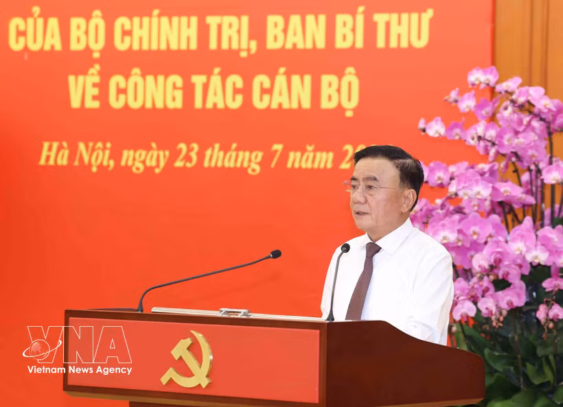 Le membre du Politburo et permanencier du Secrétariat du Comité central du Parti, Trân Câm Tu, préside la conférence d’annonce de cinq décisions du Politburo et du Secrétariat du Comité central du Parti concernant le travail du personnel. Photo : VNA