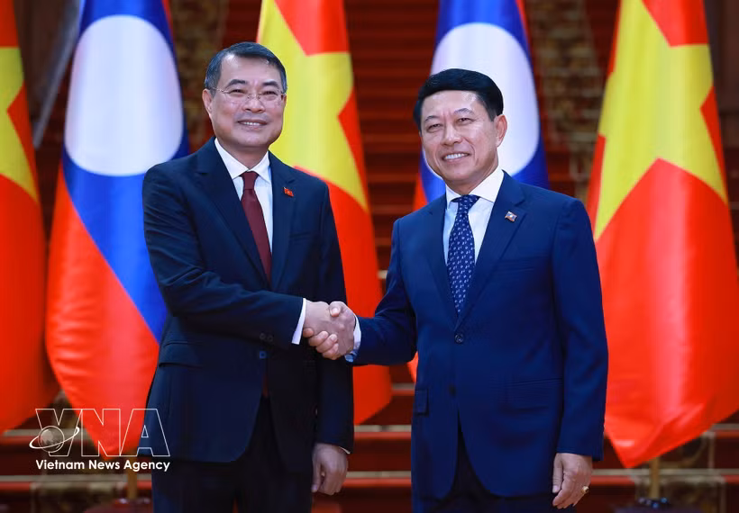 Le Premier ministre vietnamien Lê Minh Hung et le Premier ministre lao Saleumxay Kommasith se serrent la main, à Vientiane, le 8 octobre. Photo : VNA