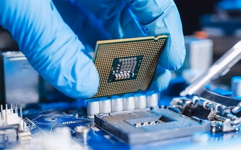 La création de la première usine de fabrication de plaquettes de silicium au Vietnam permettra non seulement de répondre à la demande intérieure, mais aussi d'ouvrir des opportunités d'exportation, contribuant ainsi à renforcer la position du Vietnam dans la chaîne d'approvisionnement mondiale. Photo: VIR