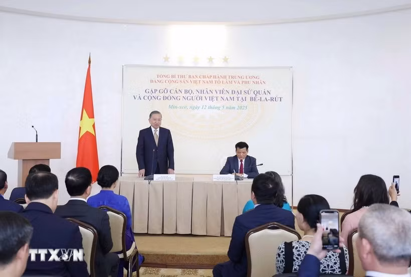 Le secrétaire général du Parti communiste du Vietnam, Tô Lâm s'exprime devant le personnel de l’ambassade du Vietnam et des représentants de la communauté vietnamienne en Biélorussie. Photo: VNA