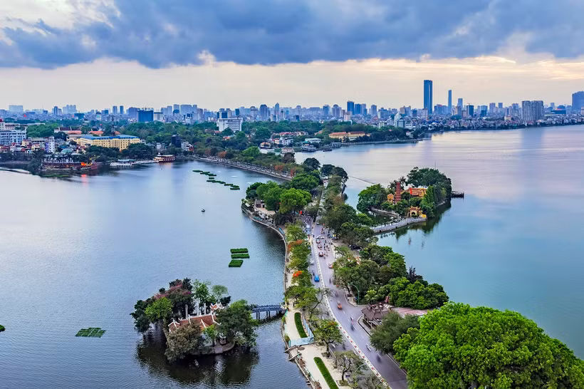 Vue aérienne de la route Thanh Niên, située entre le lac de l'Ouest et le lac de Truc Bach, au nord-ouest du lac de l'Épée, à Hanoi. Photo: NDEL